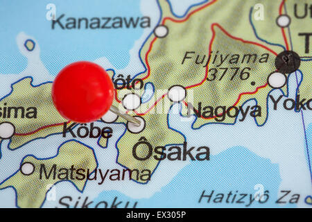 Close-up d'une punaise rouge sur une carte de Osaka, Japon Banque D'Images