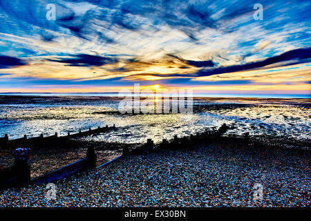 L'été est le coucher du soleil sur la plage de Whitstable, Angleterre Banque D'Images