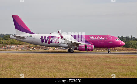 Wizz Air Airbus A320 HA-LWX atterrissage à l'aéroport de London-Luton LTN Banque D'Images