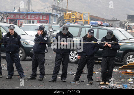 Des policiers montent la garde à l'emplacement d'un accident survenu à la mine de charbon, à cheval sur le comté de la ville de Linfen He Xiangning et H Banque D'Images