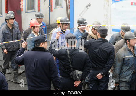 Des policiers montent la garde à l'emplacement d'un accident survenu à la mine de charbon, à cheval sur le comté de la ville de Linfen He Xiangning et H Banque D'Images