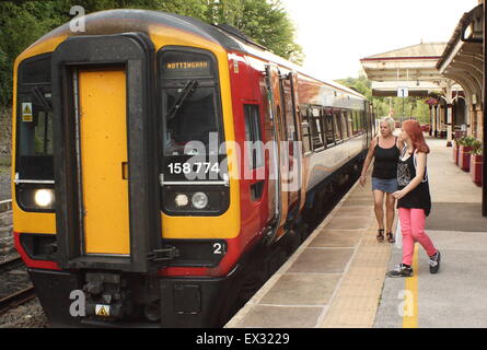 Un train de passagers attend sur une plate-forme à Matlock, Derbyshire, Angleterre, Royaume-Uni Banque D'Images