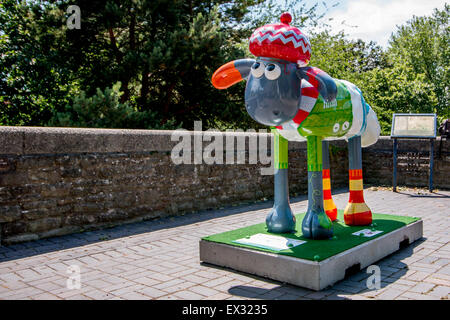 KNITWIT par Adrian Barclay à Bristol's Castle Park. Une partie de la route de l'Art Shaun le mouton à l'été 2015. Banque D'Images