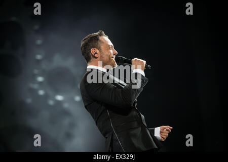 Milan, Italie. 05 juillet, 2015. La chanteuse pop italienne et compositeur Tiziano Ferro joue sur la scène lors de son concert live au Stadio San Siro. Credit : Roberto Finizio/Pacific Press/Alamy Live News Banque D'Images