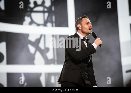 Milan, Italie. 05 juillet, 2015. La chanteuse pop italienne et compositeur Tiziano Ferro joue sur la scène lors de son concert live au Stadio San Siro. Credit : Roberto Finizio/Pacific Press/Alamy Live News Banque D'Images