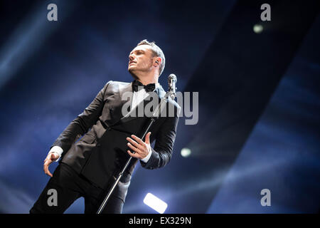 Milan, Italie. 05 juillet, 2015. La chanteuse pop italienne et compositeur Tiziano Ferro joue sur la scène lors de son concert live au Stadio San Siro. Credit : Roberto Finizio/Pacific Press/Alamy Live News Banque D'Images