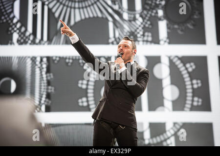 Milan, Italie. 05 juillet, 2015. La chanteuse pop italienne et compositeur Tiziano Ferro joue sur la scène lors de son concert live au Stadio San Siro. Credit : Roberto Finizio/Pacific Press/Alamy Live News Banque D'Images