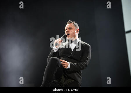 Milan, Italie. 05 juillet, 2015. La chanteuse pop italienne et compositeur Tiziano Ferro joue sur la scène lors de son concert live au Stadio San Siro. Credit : Roberto Finizio/Pacific Press/Alamy Live News Banque D'Images