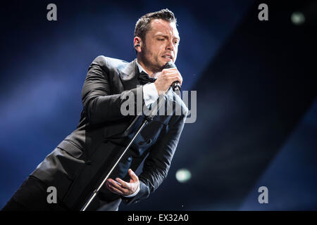 Milan, Italie. 05 juillet, 2015. La chanteuse pop italienne et compositeur Tiziano Ferro joue sur la scène lors de son concert live au Stadio San Siro. Credit : Roberto Finizio/Pacific Press/Alamy Live News Banque D'Images