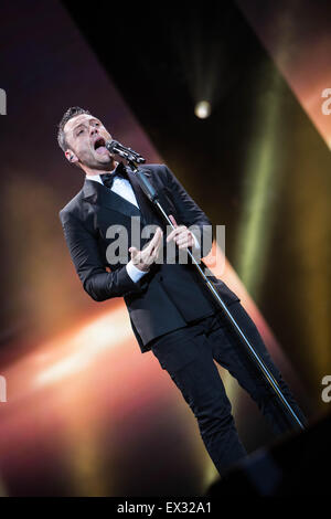 Milan, Italie. 05 juillet, 2015. La chanteuse pop italienne et compositeur Tiziano Ferro joue sur la scène lors de son concert live au Stadio San Siro. Credit : Roberto Finizio/Pacific Press/Alamy Live News Banque D'Images