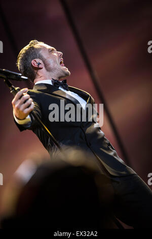 Milan, Italie. 05 juillet, 2015. La chanteuse pop italienne et compositeur Tiziano Ferro joue sur la scène lors de son concert live au Stadio San Siro. Credit : Roberto Finizio/Pacific Press/Alamy Live News Banque D'Images