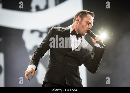 Milan, Italie. 05 juillet, 2015. La chanteuse pop italienne et compositeur Tiziano Ferro joue sur la scène lors de son concert live au Stadio San Siro. Credit : Roberto Finizio/Pacific Press/Alamy Live News Banque D'Images