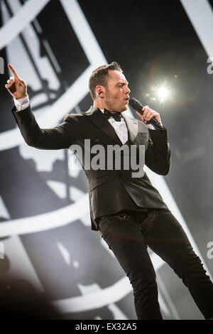 Milan, Italie. 05 juillet, 2015. La chanteuse pop italienne et compositeur Tiziano Ferro joue sur la scène lors de son concert live au Stadio San Siro. Credit : Roberto Finizio/Pacific Press/Alamy Live News Banque D'Images