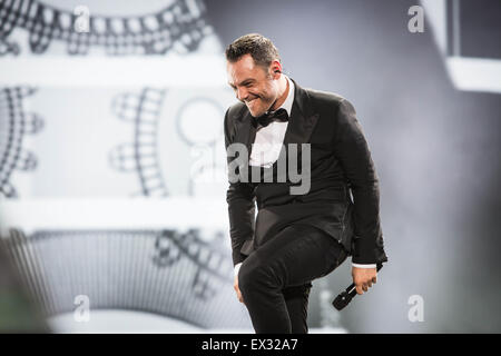 Milan, Italie. 05 juillet, 2015. La chanteuse pop italienne et compositeur Tiziano Ferro joue sur la scène lors de son concert live au Stadio San Siro. Credit : Roberto Finizio/Pacific Press/Alamy Live News Banque D'Images