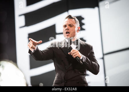 Milan, Italie. 05 juillet, 2015. La chanteuse pop italienne et compositeur Tiziano Ferro joue sur la scène lors de son concert live au Stadio San Siro. Credit : Roberto Finizio/Pacific Press/Alamy Live News Banque D'Images