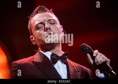 Milan, Italie. 05 juillet, 2015. La chanteuse pop italienne et compositeur Tiziano Ferro joue sur la scène lors de son concert live au Stadio San Siro. Credit : Roberto Finizio/Pacific Press/Alamy Live News Banque D'Images