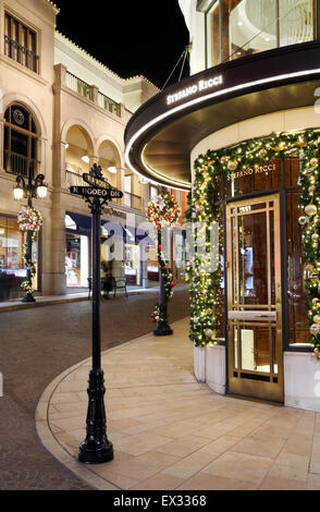 Des boutiques de luxe et des boutiques de la via Rodeo et Rodeo Drive, Beverly Hills. Décorations de Noël dans la nuit. Banque D'Images