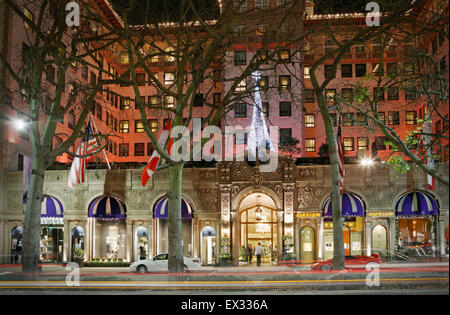 Beverly Wilshire Hotel (Quatre Saisons), Beverly Hills, Los Angeles, Californie, dans la nuit. Banque D'Images
