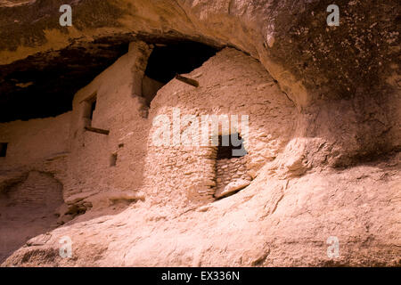 Gila Cliff dwellings National Monument préserve les structures en pierre et mortier construit dans des cavernes naturelles par la culture Mogollon. Banque D'Images