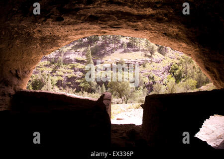 Gila Cliff dwellings National Monument préserve les structures en pierre et mortier construit dans des cavernes naturelles par la culture Mogollon. Banque D'Images