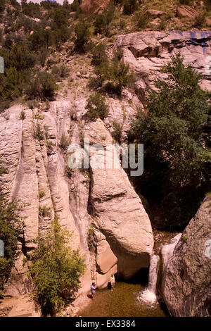 Sauf pendant les inondations saisonnières, Whitewater Creek dégringole pacifiquement par le Canyon d'eau vive tel que vu par les randonneurs sur le podium. Banque D'Images