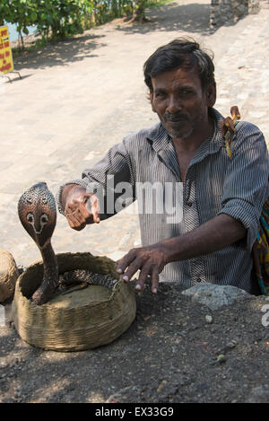 Un charmeur de serpent charms son cobra indien pour le bénéfice des touristes dans les rues de Colombo, Sri Lanka. Le cobra indien est Banque D'Images