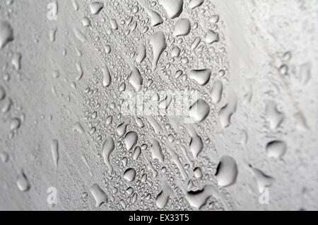 Détail de l'eau de pluie sur la goulotte en acier inoxydable en Ecosse, parc Dalmuir Banque D'Images