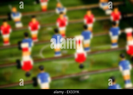 Vintage Trouble du baby-foot, les joueurs bleu et rouge de l'équipe de soccer ou de Football de Table Jeu Kicker, Selective Focus, Retro Banque D'Images