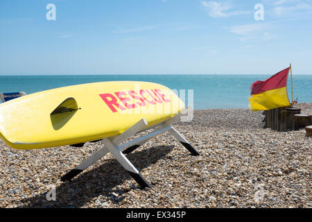 Le maître-nageur sauveteur au surf, sur la plage, à Eastbourne, Angleterre Banque D'Images