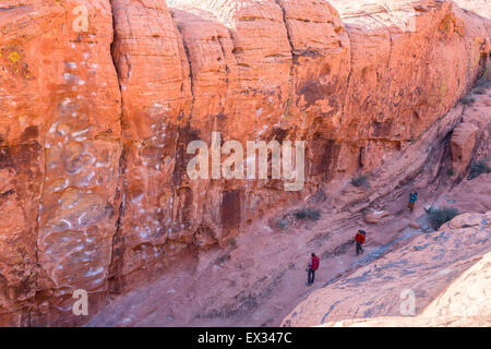 Trois grimpeurs randonnée jusqu'à un canyon le calicot Hills de Red Rock, Nevada. Banque D'Images