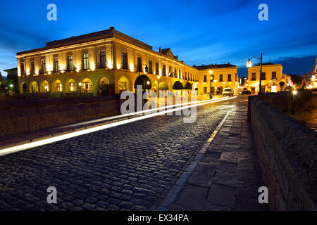 Location de light trails au crépuscule sur le pont Puente Nuevo Ronda en Espagne Banque D'Images