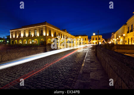 Location de tête et de la queue des sentiers de lumière au crépuscule sur le pont Puente Nuevo et la Plaza Espana à Ronda Espagne Banque D'Images