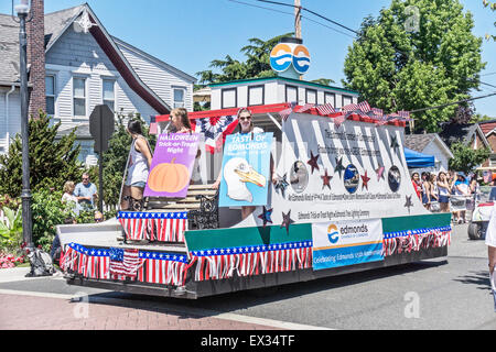 Edmonds, Washington, USA Samedi 4 Juillet 4th, 2015, petite ville du nord s'avère en vigueur sur une belle quatrième de juillet pour une ancienne parade ethniques multiples y compris les marcheurs de bannières fleurie drapeau classic cars des centaines de bas de l'itinéraire du défilé des milliers et des milliers de drapeaux américains aussi bien qu'un bon nombre de filles de pompom Banque D'Images