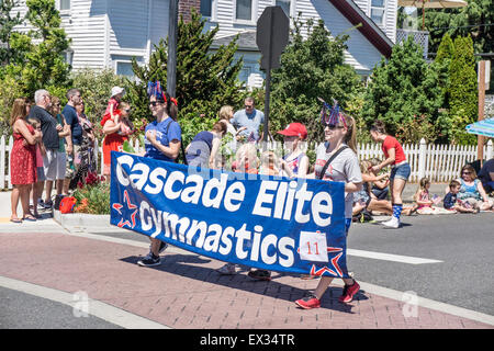 Edmonds, Washington, USA Samedi 4 Juillet 4th, 2015, petite ville du nord s'avère en vigueur sur une belle quatrième de juillet pour une ancienne parade ethniques multiples y compris les marcheurs de bannières fleurie drapeau classic cars des centaines de bas de l'itinéraire du défilé des milliers et des milliers de drapeaux américains aussi bien qu'un bon nombre de filles de pompom Banque D'Images