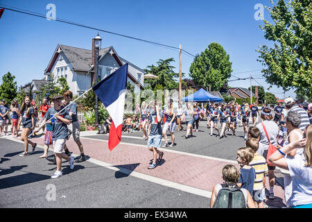 Edmonds, Washington, USA Samedi 4 Juillet 4th, 2015, petite ville du nord s'avère en vigueur sur une belle quatrième de juillet pour une ancienne parade ethniques multiples y compris les marcheurs de bannières fleurie drapeau classic cars des centaines de bas de l'itinéraire du défilé des milliers et des milliers de drapeaux américains aussi bien qu'un bon nombre de filles de pompom Banque D'Images