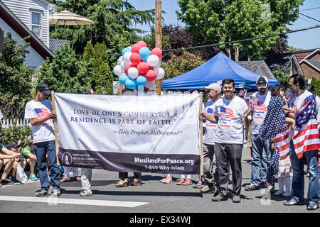 Edmonds, Washington, USA Samedi 4 Juillet 4th, 2015, petite ville du nord s'avère en vigueur sur une belle quatrième de juillet pour une ancienne parade ethniques multiples y compris les marcheurs de bannières fleurie drapeau classic cars des centaines de bas de l'itinéraire du défilé des milliers et des milliers de drapeaux américains aussi bien qu'un bon nombre de filles de pompom Banque D'Images