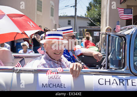 Edmonds, Washington, USA Samedi 4 Juillet 4th, 2015, petite ville du nord s'avère en vigueur sur une belle quatrième de juillet pour une ancienne parade ethniques multiples y compris les marcheurs de bannières fleurie drapeau classic cars des centaines de bas de l'itinéraire du défilé des milliers et des milliers de drapeaux américains aussi bien qu'un bon nombre de filles de pompom Banque D'Images