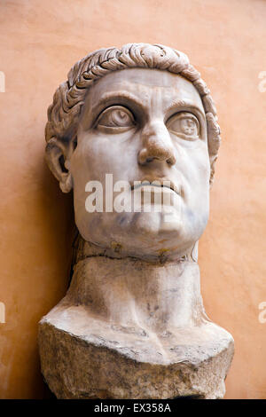 Partie d'une statue de Constantine dans la cour du Palais des Conservateurs à Rome. Banque D'Images