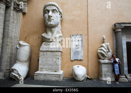 La cour intérieure du Palais des Conservateurs à Rome montrant des fragments d'une statue de Constantin. Banque D'Images