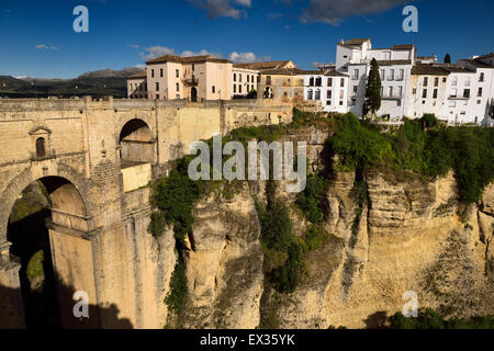 Falaise à El Tajo Canyon sur la rivière rio Guadalevin avec 18e siècle nouveau pont à Ronda Espagne Banque D'Images