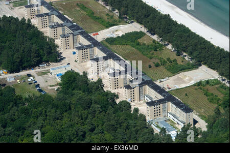 Rügen, Allemagne. 1er juillet 2015. Le patrimoine-Bloc protégé I de la beach resort, Prora sur l'île de Rügen, Allemagne, 1 juillet 2015. Après la vente de l'ancienne propriété Nazi à un groupe d'investisseurs privés, certains appartements et appartements dans la mégastructure ont été rénovées. Photo : Stefan Sauer/dpa/Alamy Live News Banque D'Images