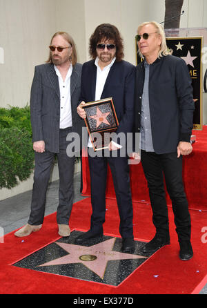 LOS ANGELES, CA - le 23 avril 2015 : Rock artiste Jeff Lynne (centre) avec Tom Petty (à gauche) & Joe Walsh à Hollywood où Lynne a été honoré avec le 2,548ème étoile sur le Hollywood Walk of Fame. Banque D'Images