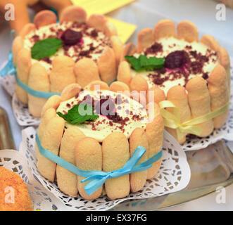 Gâteau savoiardi surmontée de Cherry Banque D'Images