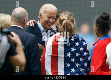 Vancouver, Canada. 05 juillet, 2015. Vice-président américain Joe Biden parle avec le joueur de l'équipe américaine après la finale de Coupe du Monde féminine de la Fifa 2015 entre les États-Unis et le Japon au BC Place Stadium à Vancouver, Canada le 5 juillet 2015. Les États-Unis ont fait valoir le titre après avoir battu le Japon avec 5-2. Source : Xinhua/Alamy Live News Banque D'Images