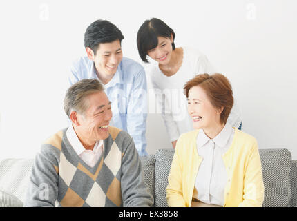 Famille japonaise sur le canapé Banque D'Images