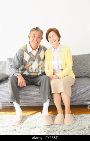 Couple japonais sur le canapé Banque D'Images