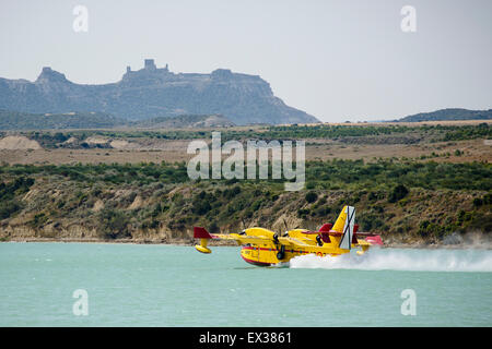 Dans le lac d'hydravions. Conflagration dans la Sierra de Luna. La région de Cinco Villas. Saragosse. L'Aragon. Espagne Banque D'Images