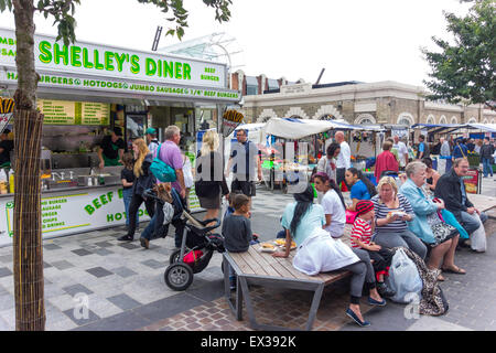 Les clients assis à côté d'une food à un marché le samedi à Stockton on Tees, Co Durham UK Banque D'Images
