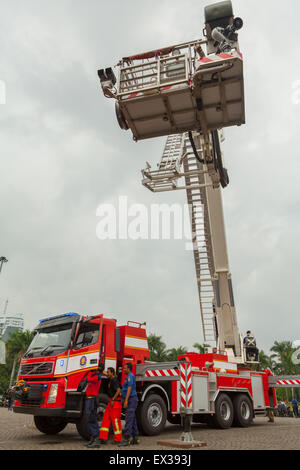 Un camion de feu à plaque tournante de type échelle est photographié lorsqu'il est exposé lors d'une répétition de lutte contre l'incendie par la brigade des pompiers de Jakarta à Jakarta, en Indonésie. Banque D'Images