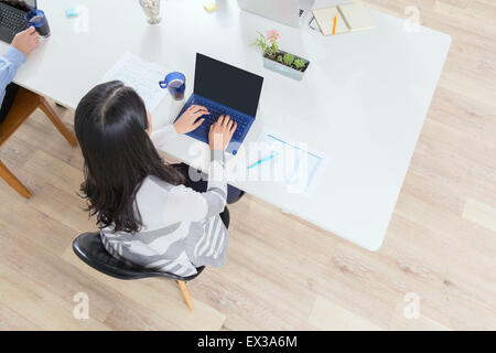 Japanese woman working in modern office Banque D'Images